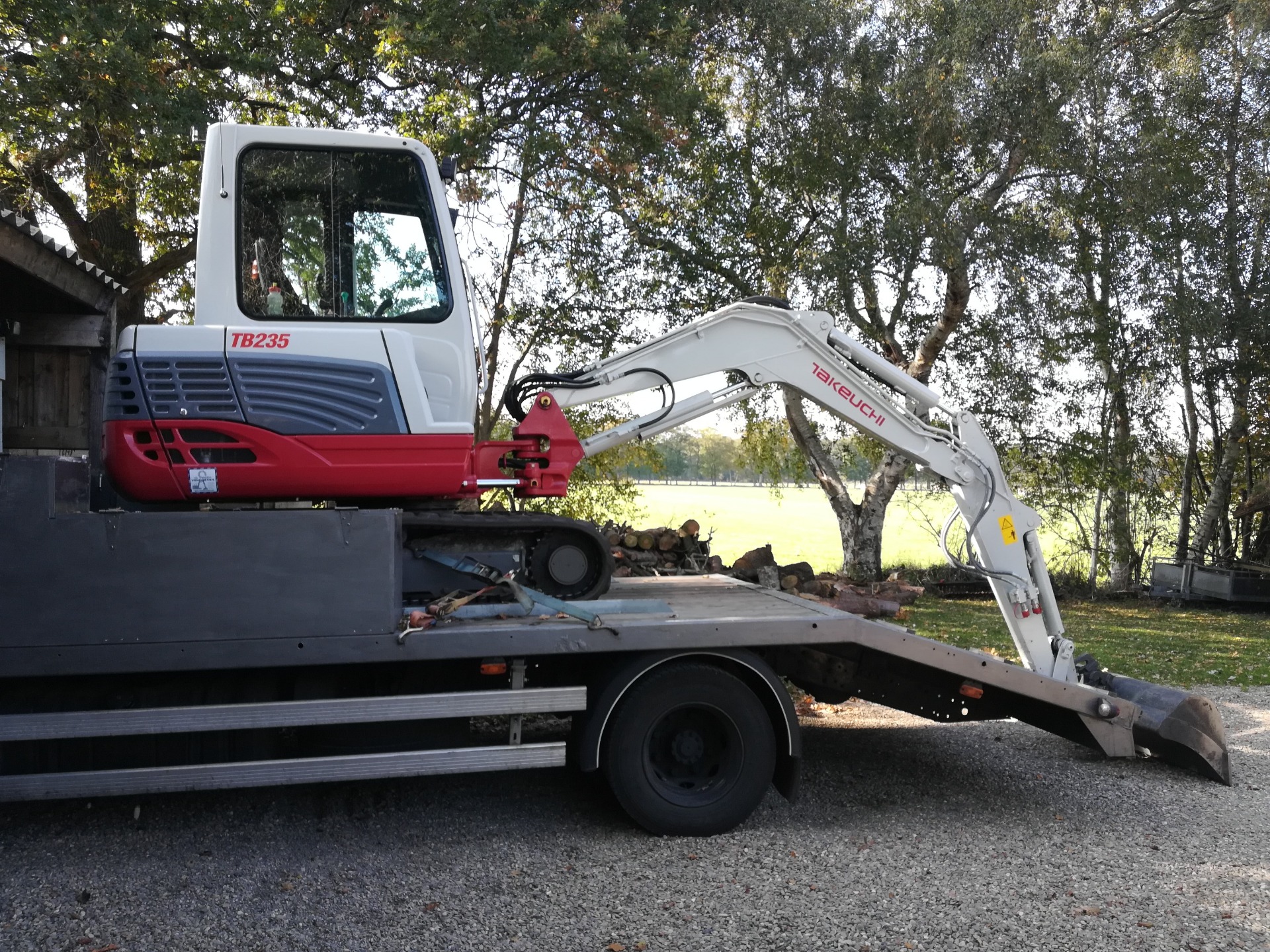 3,6 tons rupskraan met 35cm rupsen, dus weinig insporing.